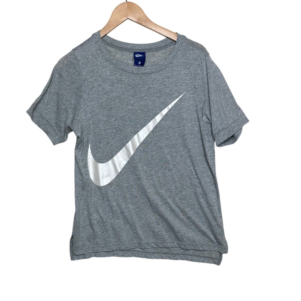Nike Women's Swoosh Logo Print Short Sleeve Shirt size Medium Gray/White
